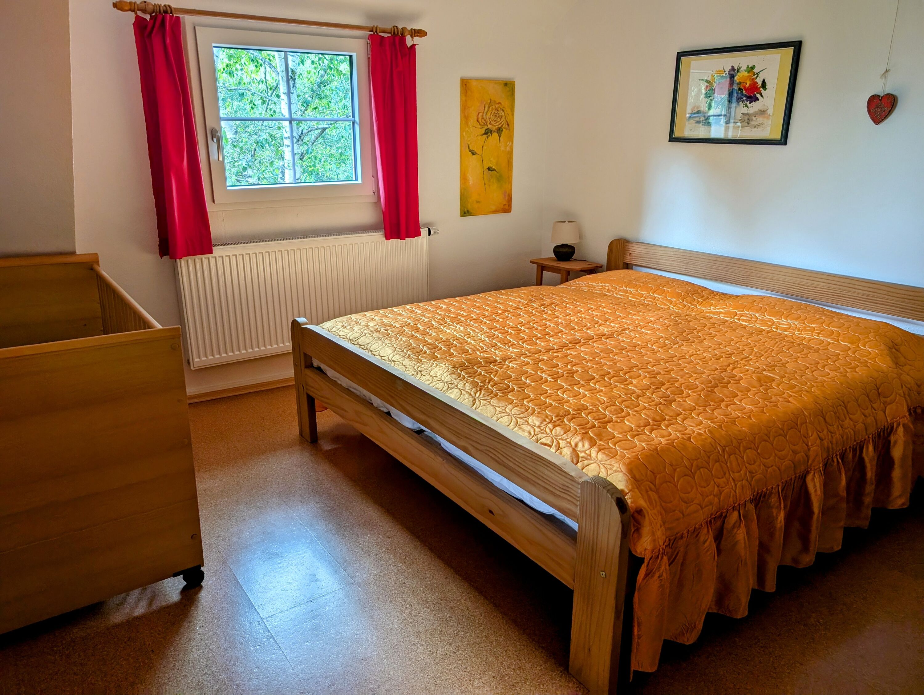 großes Schlafzimmer mit Kinderbett