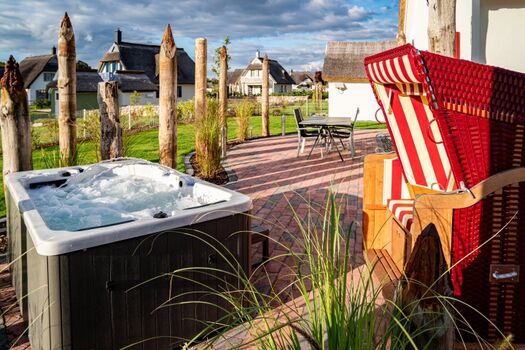 Garten mit Außenwhirlepool und Strandkorb