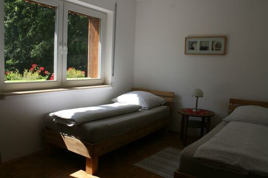 Schlafen und Erholen: 2 Einzelbetten mit bequemen Matratzen