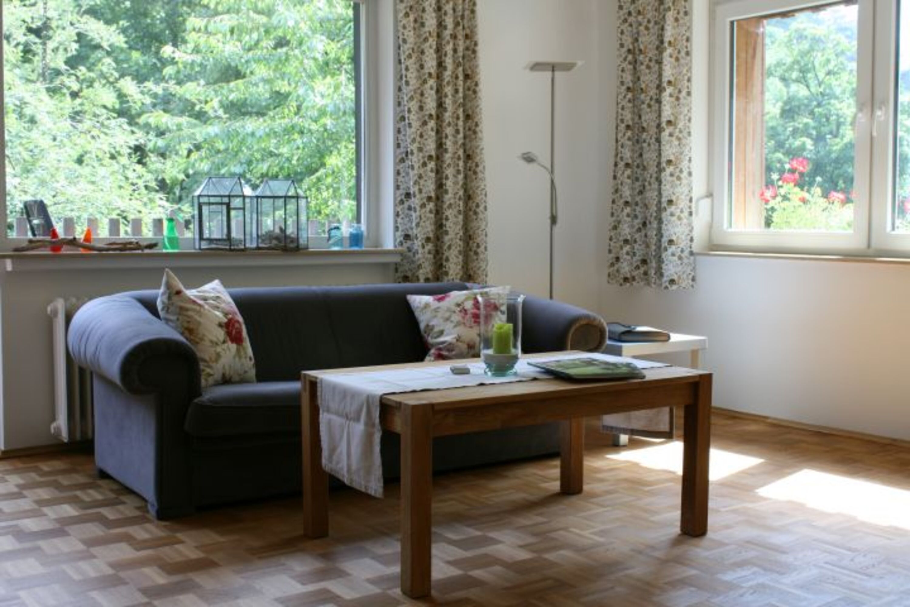 Das gemütliche Wohnzimmer mit Kamin und Südbalkon