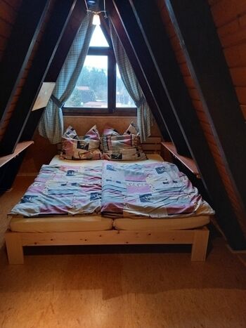 Schlafzimmer mit Doppelbett und SAT-TV