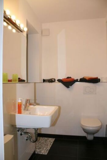 Alles, was ein modernes Bad so braucht: Waschbecken, Dusche, WC