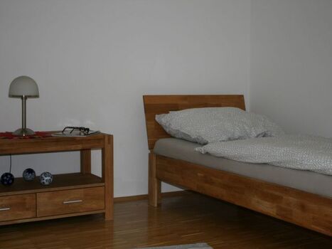 Schlafen und Erholen: 2 Einzelbetten (90x200) mit bequemen Matratzen