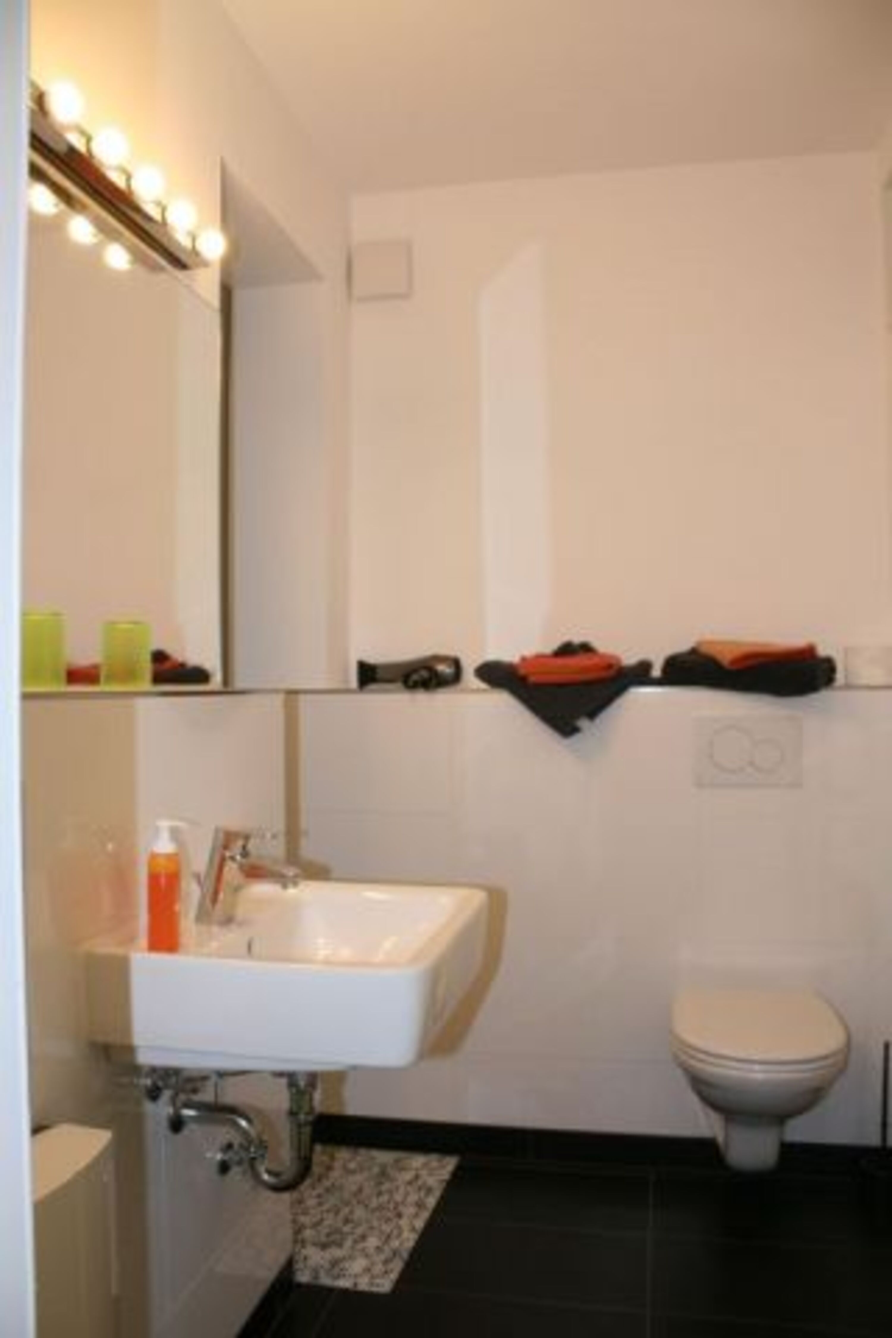 Alles, was ein modernes Bad so braucht: Waschbecken, Dusche, WC