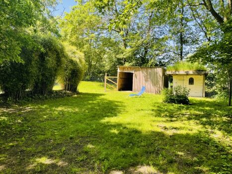 300 qm umzäunter Garten mit Hundehaus (mit Tor).