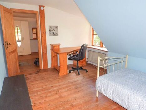 Schlafzimmer oben links mit Schreibtisch