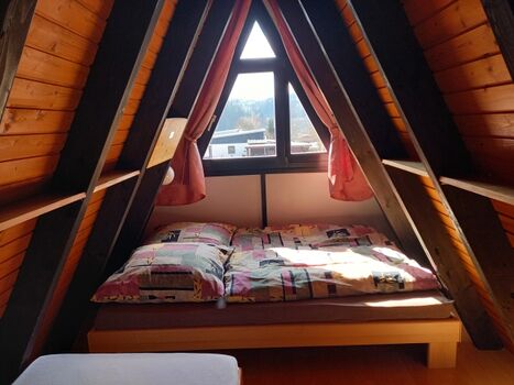 Schlafzimmer mit Doppelbett und 1 Einzelbett