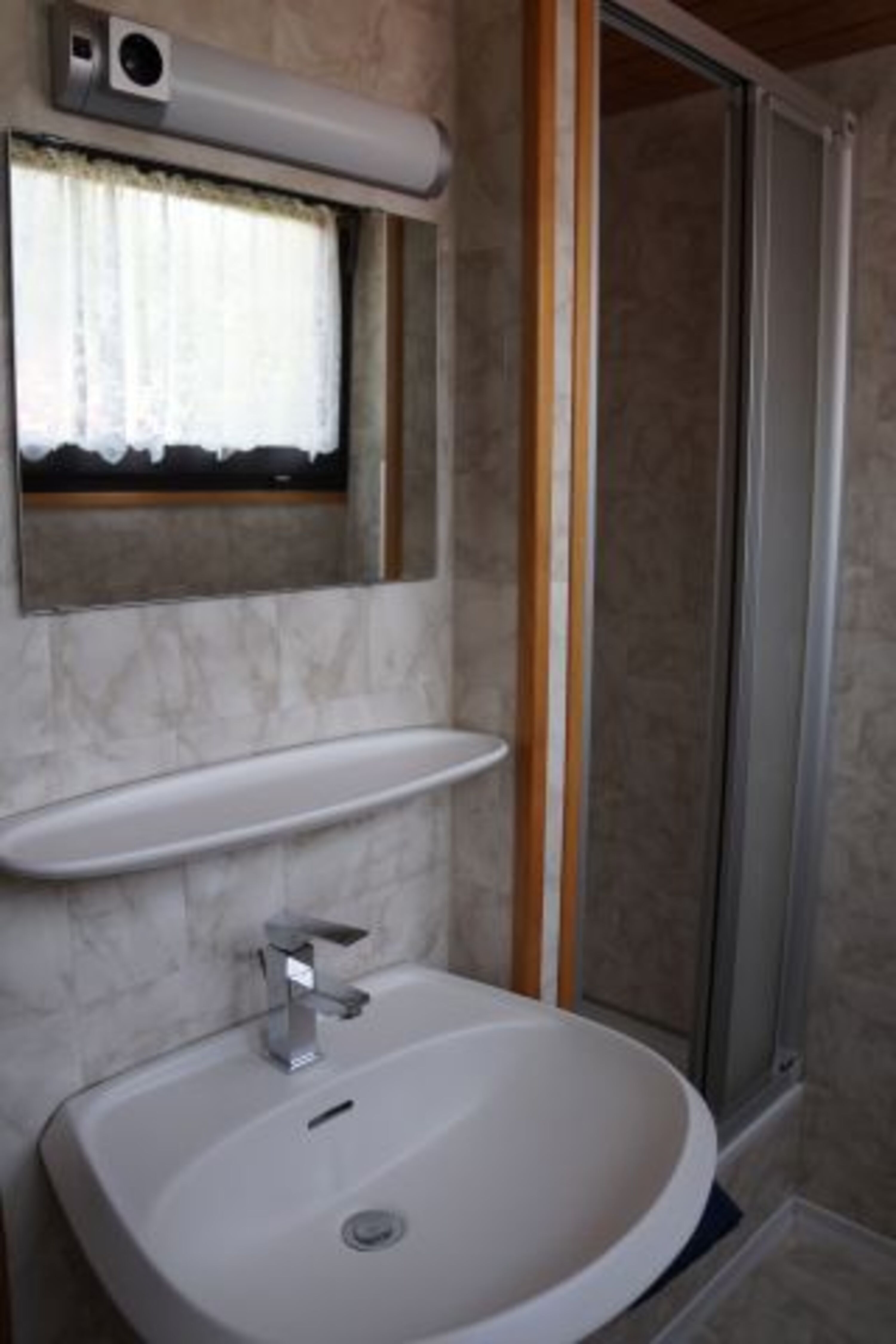 Bad mit Dusche und WC mit Fenster