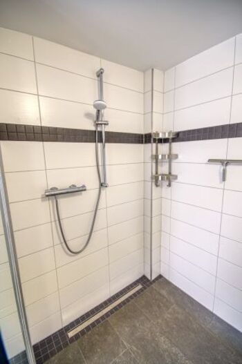 große ebenerdige Dusche