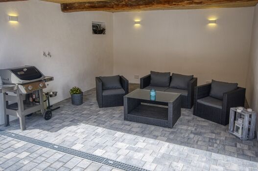 überdachter Loungebereich 