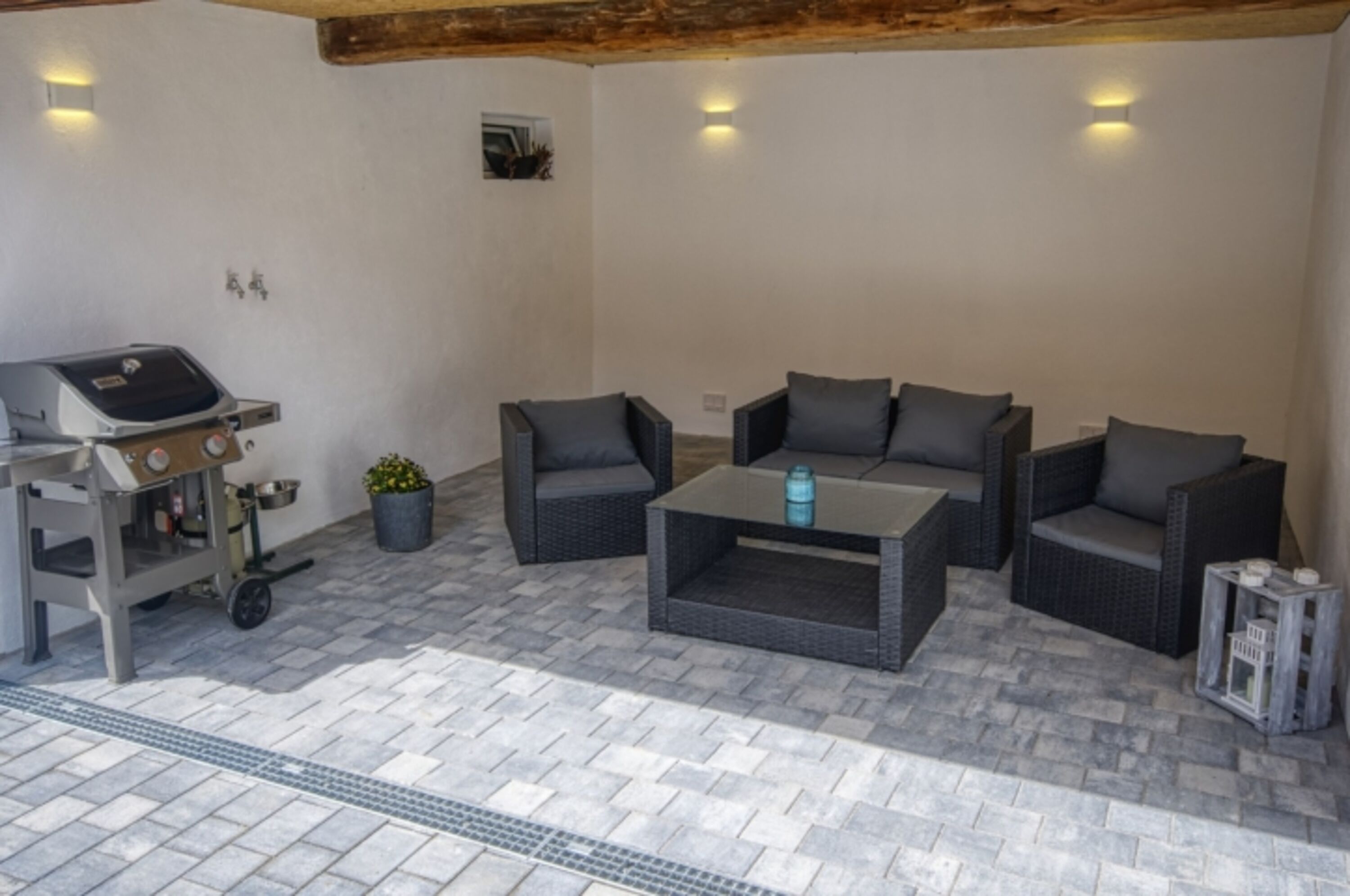 überdachter Loungebereich 