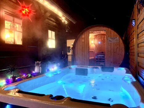 Außenbereich mit Außenwhirlpool für 2-3 Personen und Außensauna