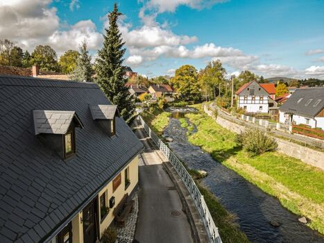 Blick über das Haus in die malerische Umgebung