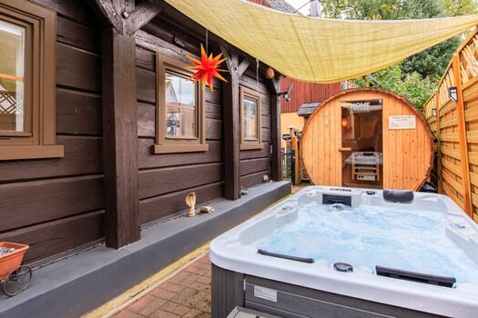 Außenbereich mit Außenwhirlpool für 2-3 Personen und Außensauna