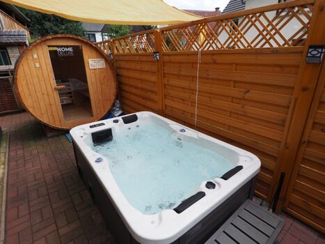 Außenwhirlpool, im Hintergrund Außensauna