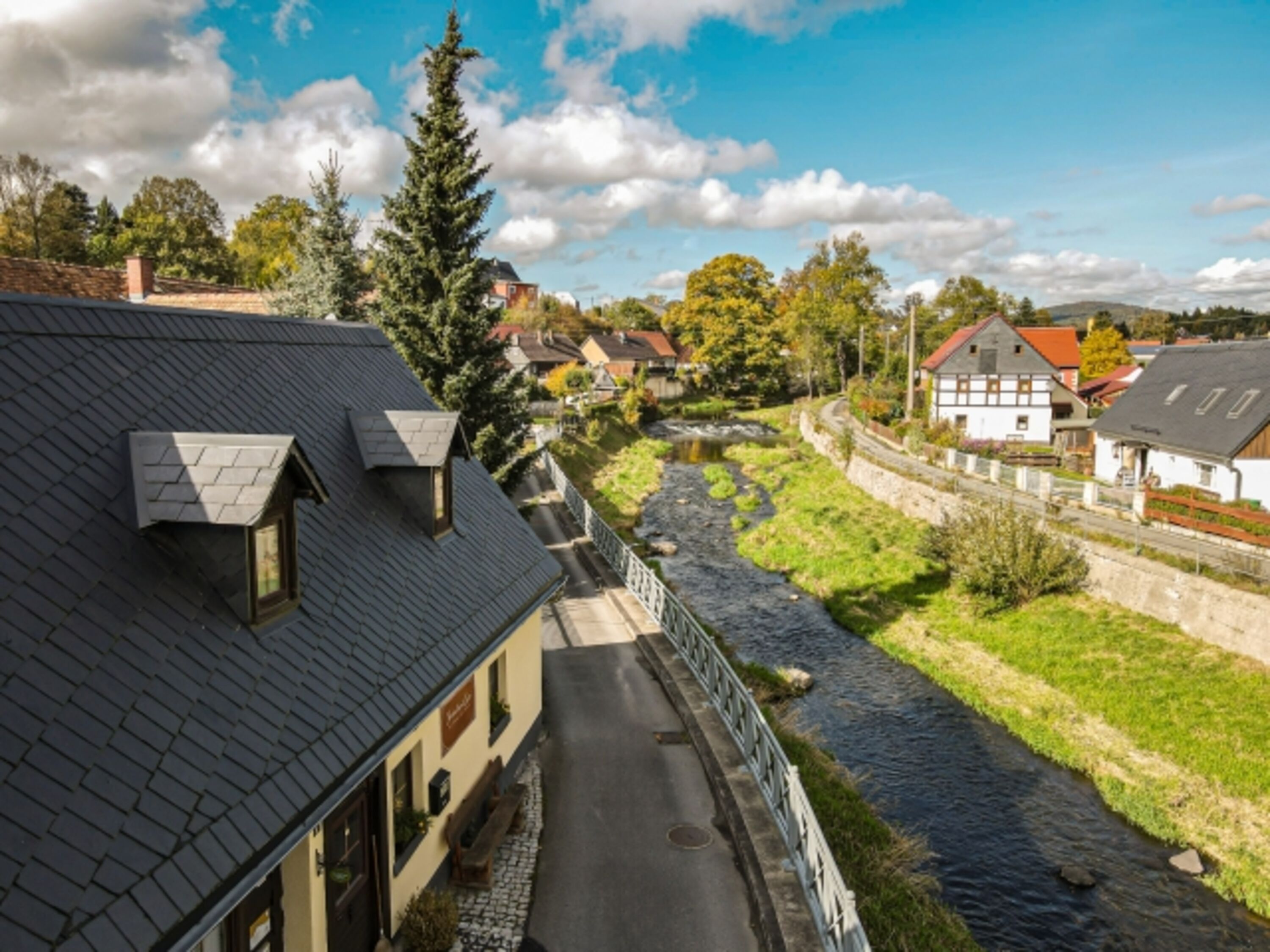 Blick über das Haus in die malerische Umgebung