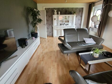 Wohnzimmer mit Balkon