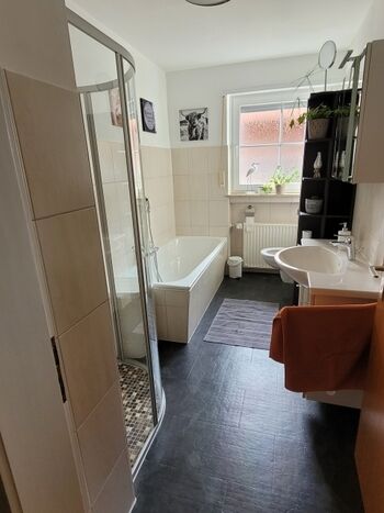 Bad mit ebenerdiger Dusche und Badewanne