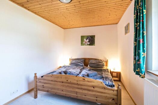 Das Schlafzimmer mit gemütlichem Doppelbett