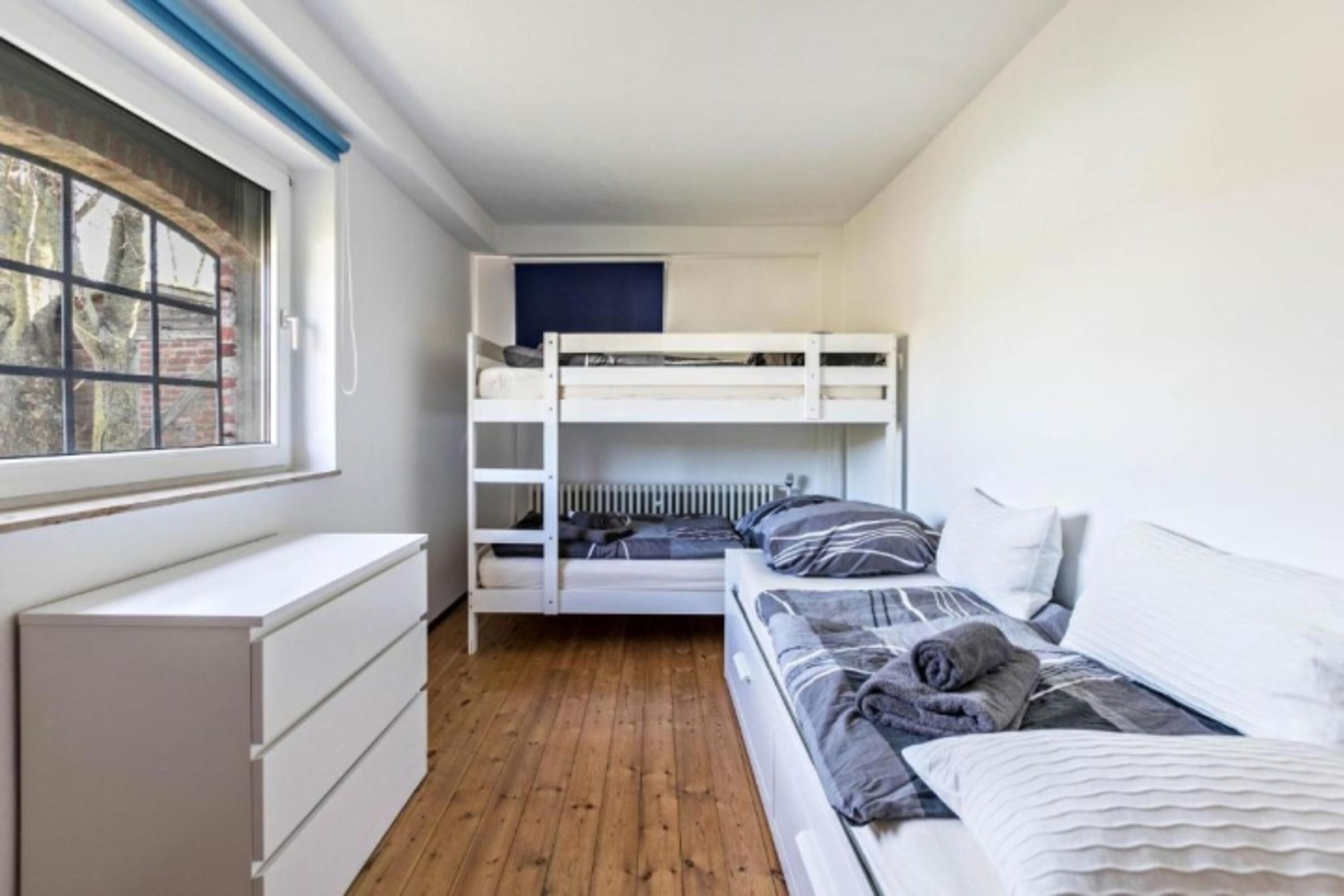 Kinderzimmer mit Stockbetten und ausziehbarem Doppelbett 