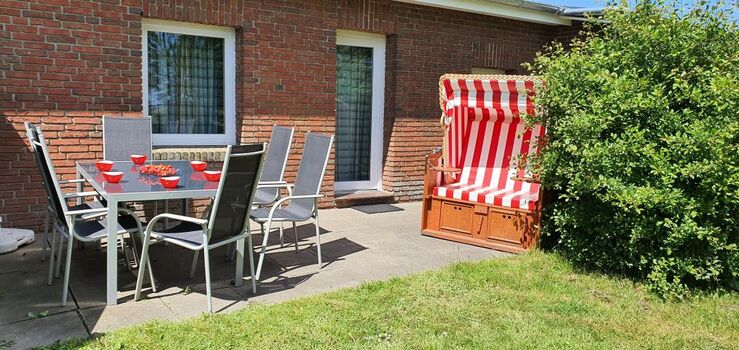 Ausssenansicht Terasse mit Strandkorb