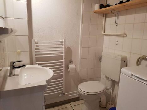 das zweite kleine Bad mit Waschmaschine