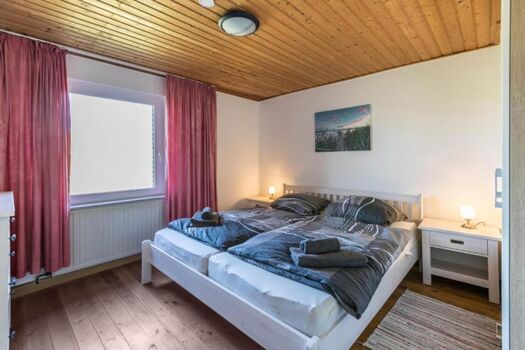 Das Schlafzimmer mit gemütlichem Doppelbett