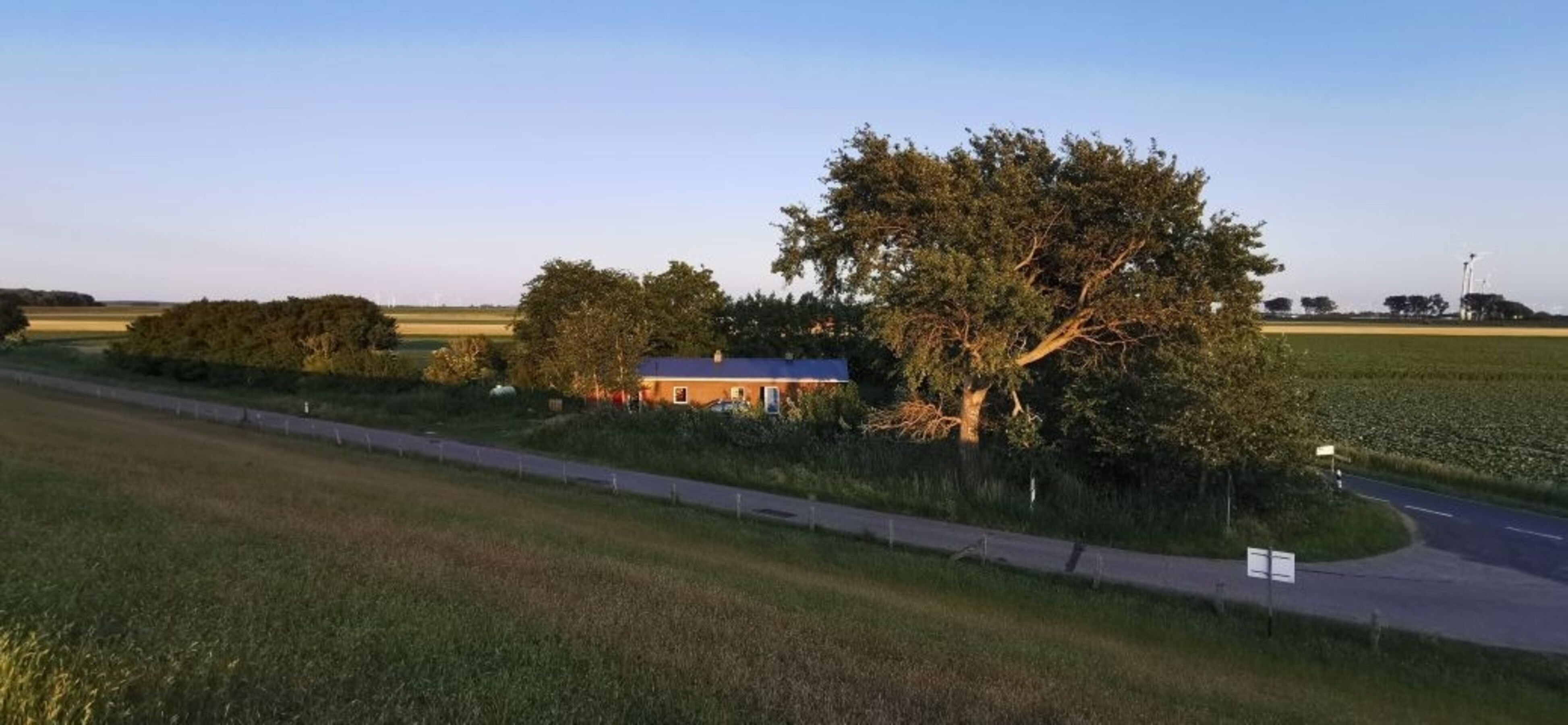 das alleinstehende Haus, von Feldern umgeben