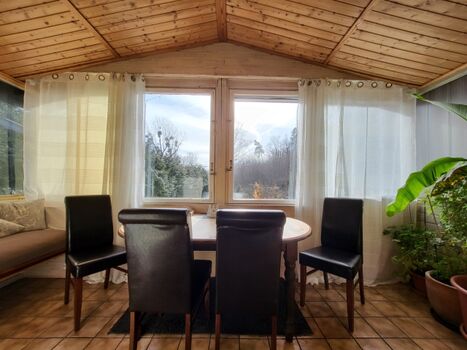 Ihr Wintergarten mit Esstisch und Blick in die Berge