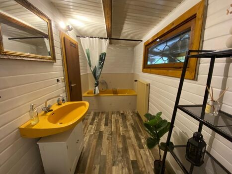 Bad 2 mit Badewanne und WC. Die Tür führt zum Schlafzimmer 1