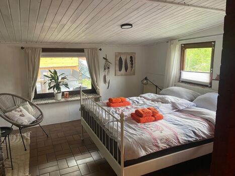 Schlafzimmer 2 mit Blick in Ihren Garten