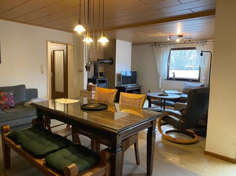 Offener Wohnbereich mit Essecke.