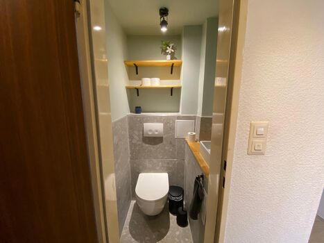 Separates WC. Renoviert Stand Dezember 2025.
