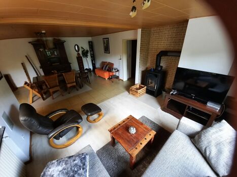 Ihr großes Wohnzimmer mit Essbereich im Hintergrund