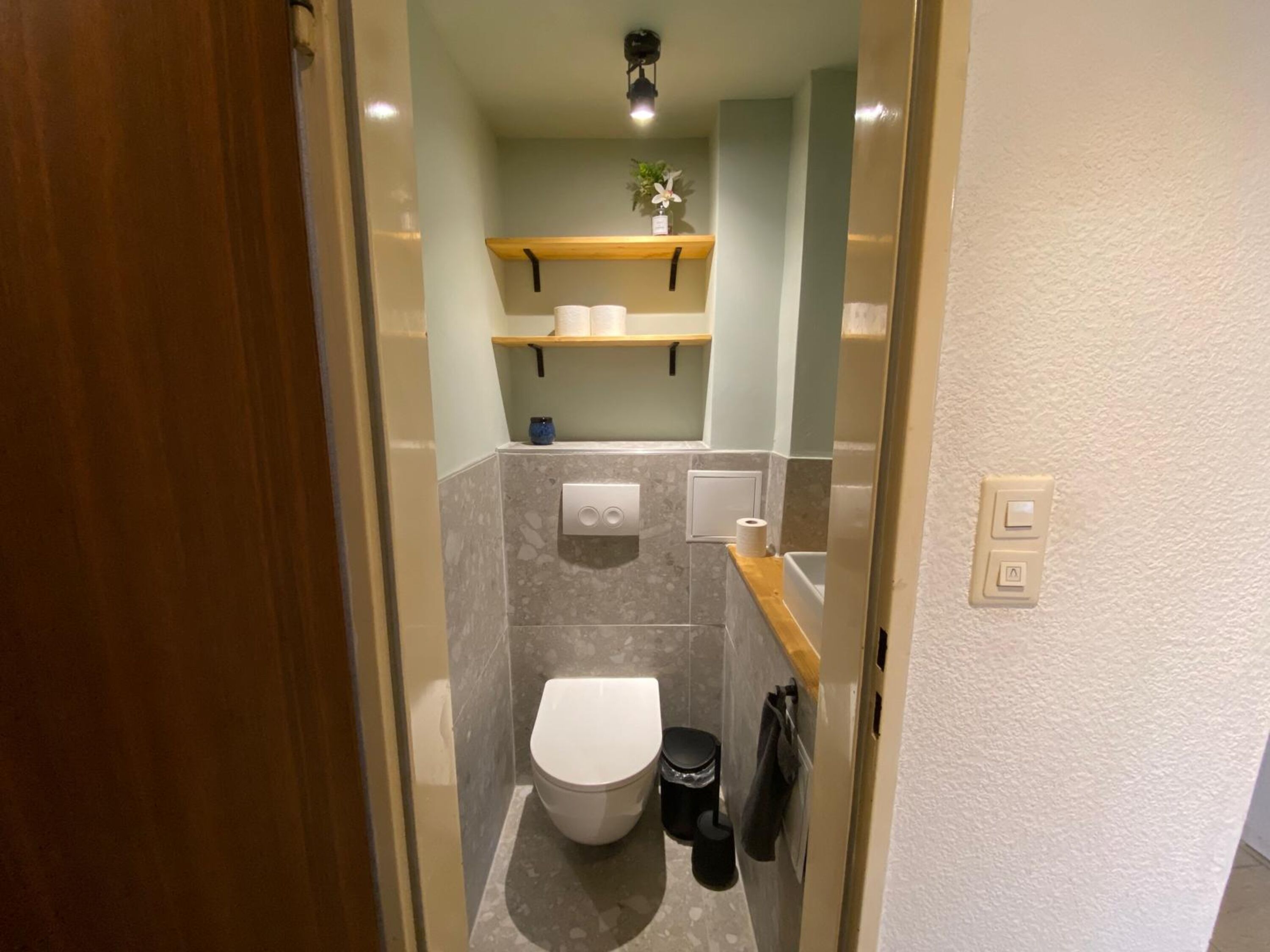 Separates WC. Renoviert Stand Dezember 2025.