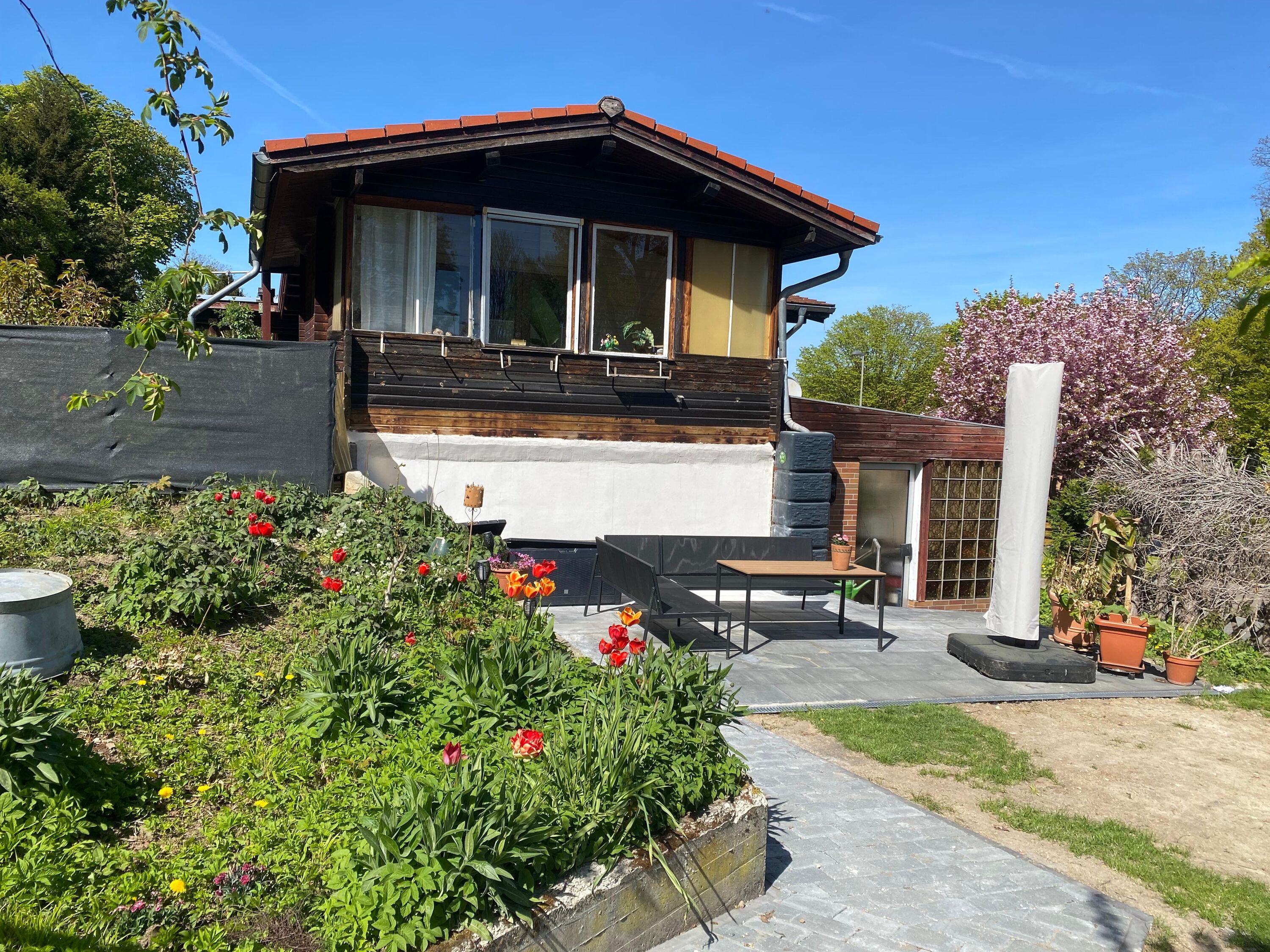 Ihr großer Garten mit Terrasse und Sitzgelegenheiten
