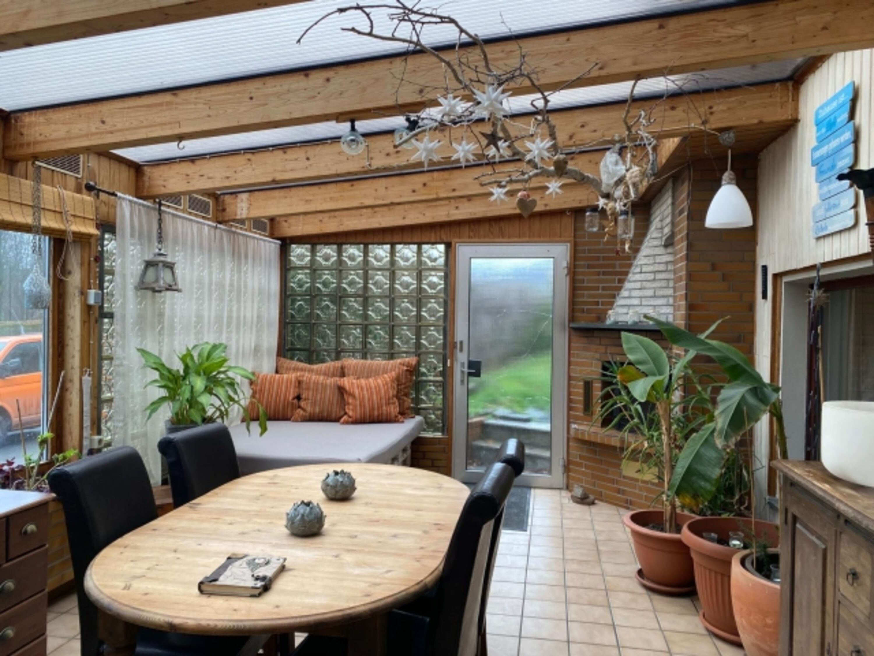 Großer Wintergarten mit Zugang zum Garten.