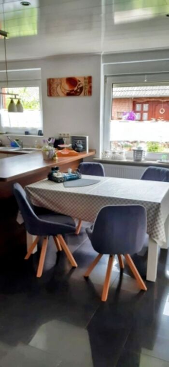 Gemütliche Essecke mit bequemen drehbaren Stühlen