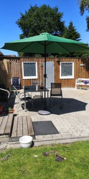 Für Sonnenanbeter, die sonnenverwöhnte Terrasse. Es gibt Sitzmöglichkeiten und Liegen