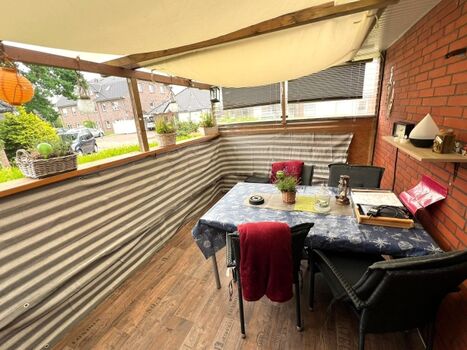 die überdachte Loggia, wo man auch bei Regen gut sitzen kann.