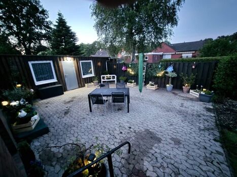 die große Terrasse mit abendlicher Beleuchtung