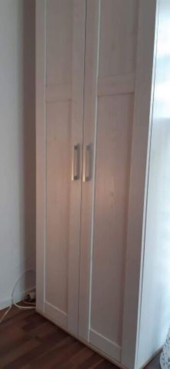 Der Kleiderschrank in der Koje, mit ausreichend Platz!