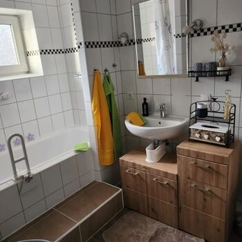 ... Badewanne mit Duschmöglichkeit (Regendusche)