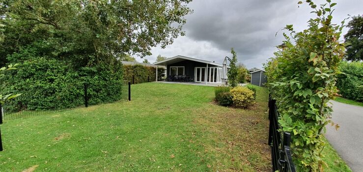 Großer eingezäunter Garten