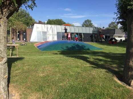 Spielplatz im Park und Schwimmbad