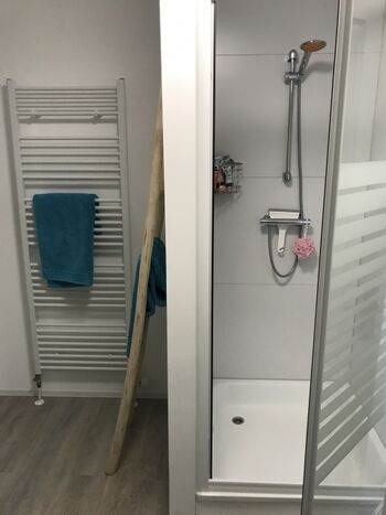 Dusche und Handtuchwärmekörper