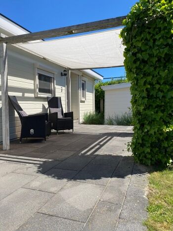 Seitenterrasse mit Sonnensegel