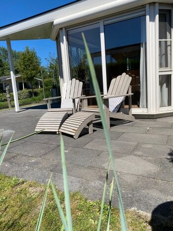 Seitenterrasse mit Loungesessel