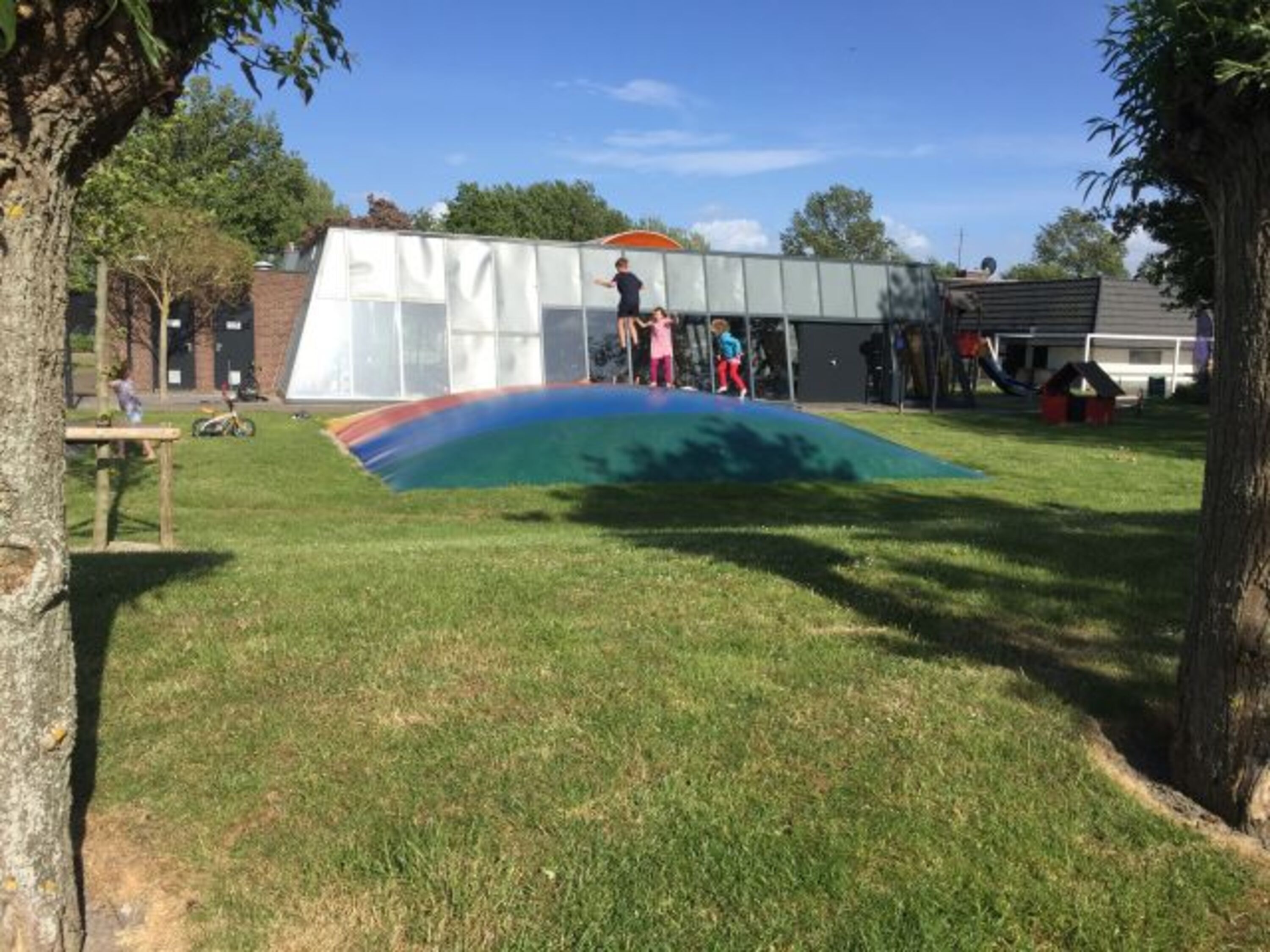 Spielplatz im Park und Schwimmbad