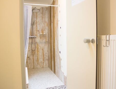 Dusche mit Umkleidebereich